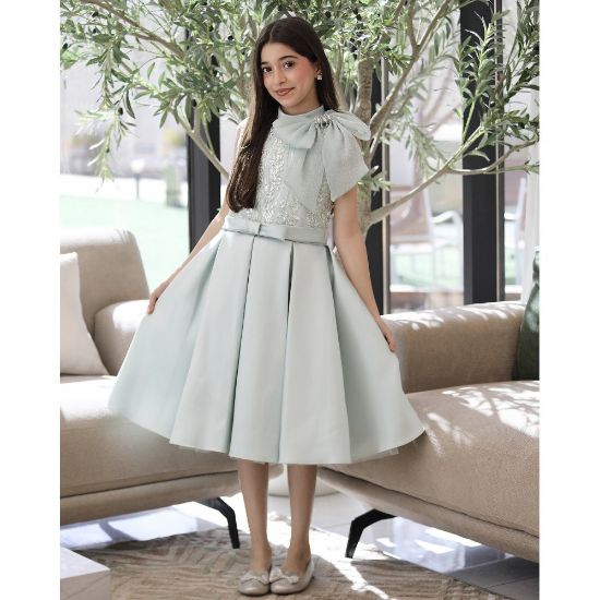 صورة فستان بناتي تفاحي مطرز بفيونكة كتف وتنورة طبقات - M3824